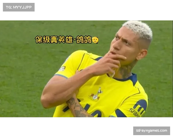 热刺前锋理查利森在角球进攻中，力压对方后卫强力头槌破网瞬间